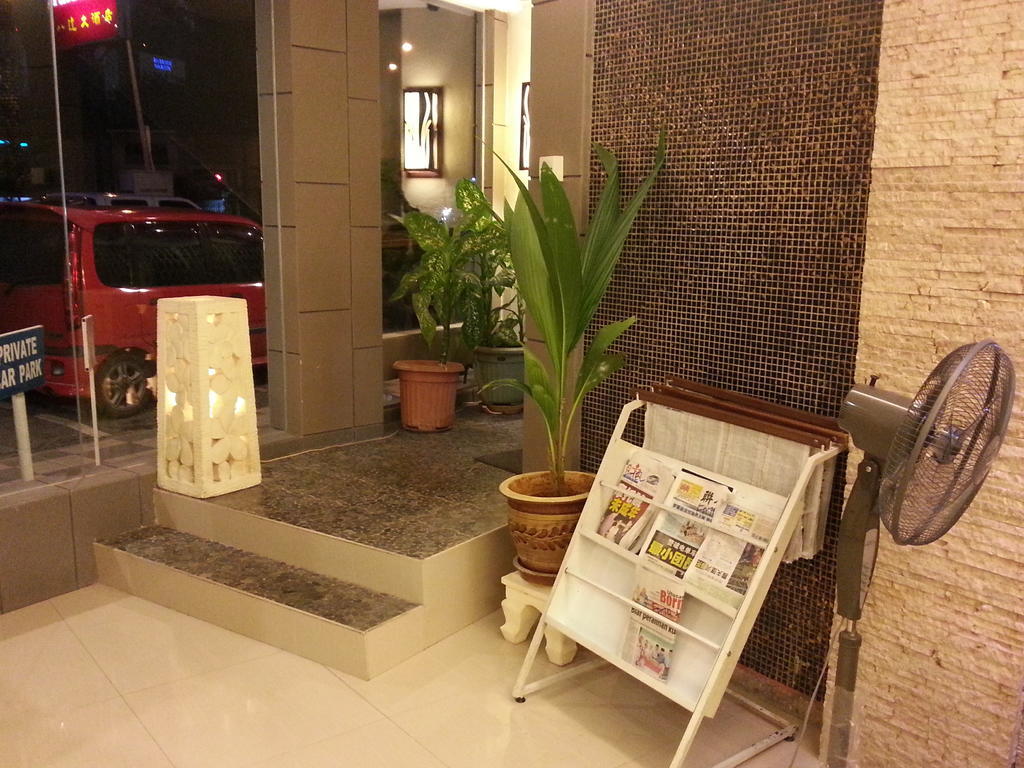 Fata Garden Hotel By Place2Stay Кучинг Экстерьер фото