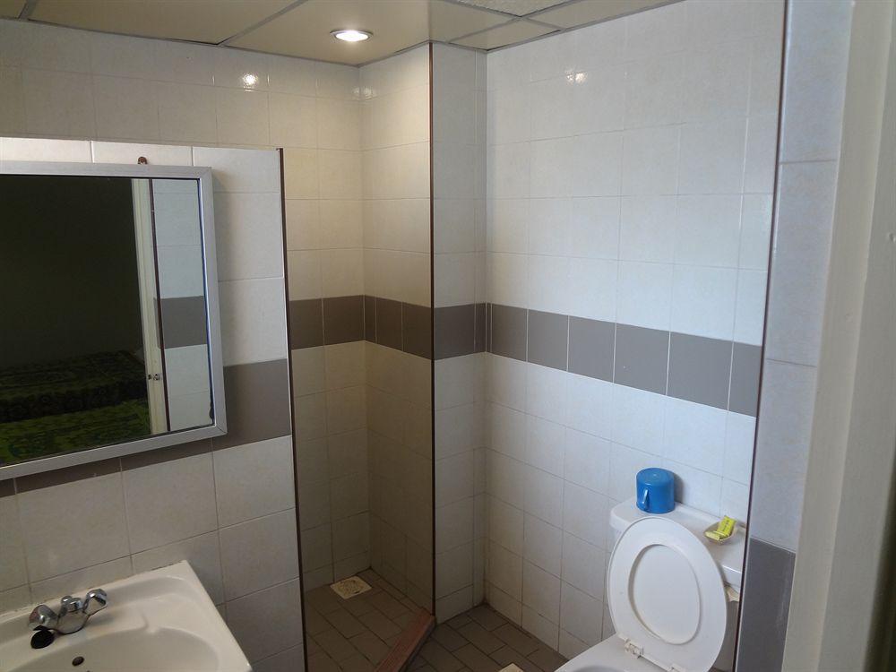 Fata Garden Hotel By Place2Stay Кучинг Экстерьер фото