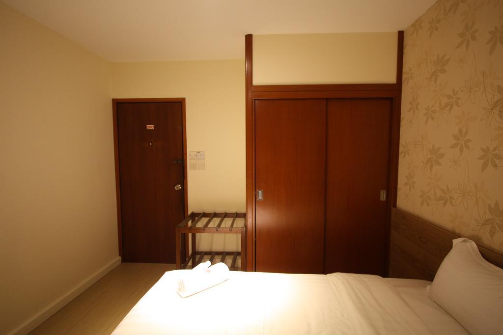 Fata Garden Hotel By Place2Stay Кучинг Экстерьер фото