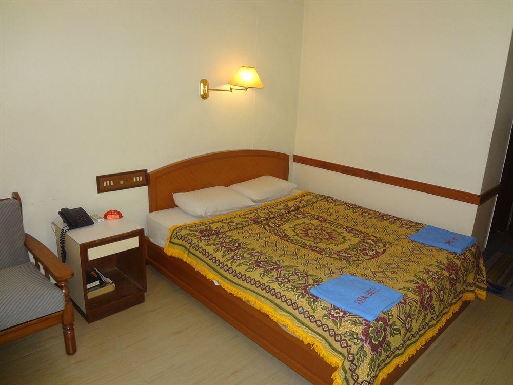 Fata Garden Hotel By Place2Stay Кучинг Экстерьер фото