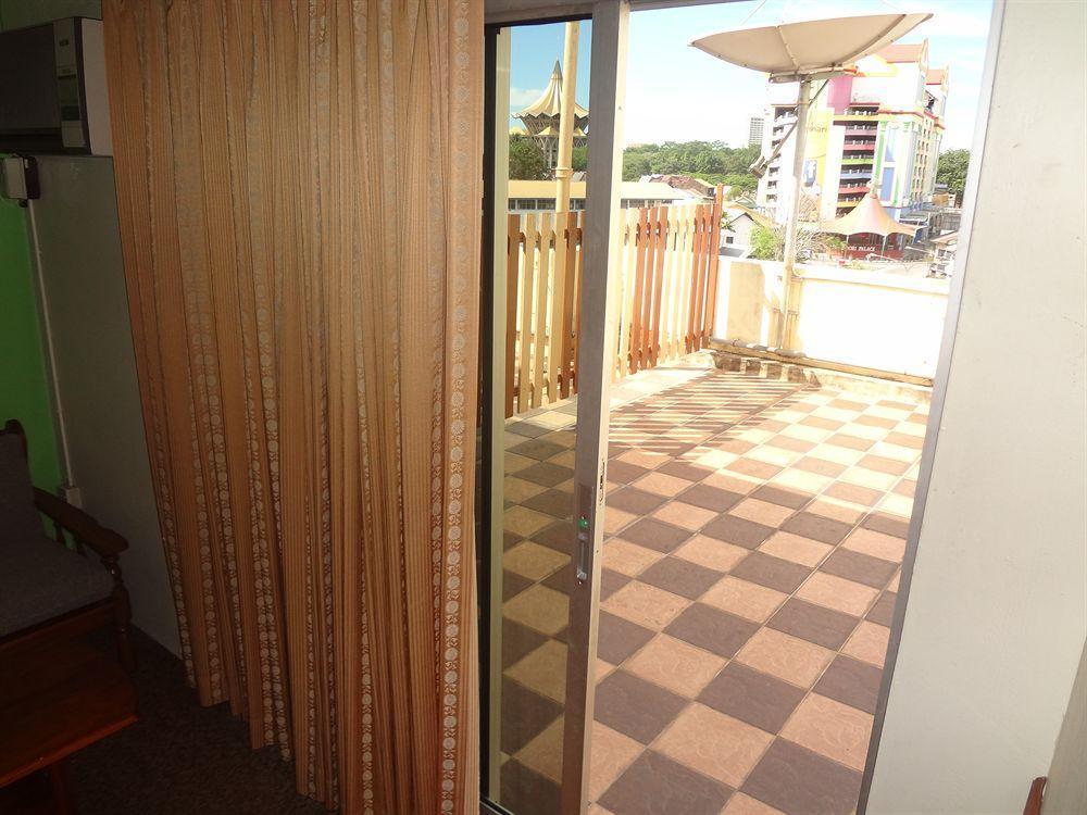 Fata Garden Hotel By Place2Stay Кучинг Экстерьер фото