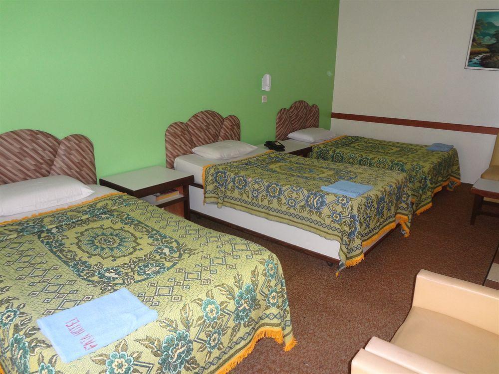 Fata Garden Hotel By Place2Stay Кучинг Экстерьер фото