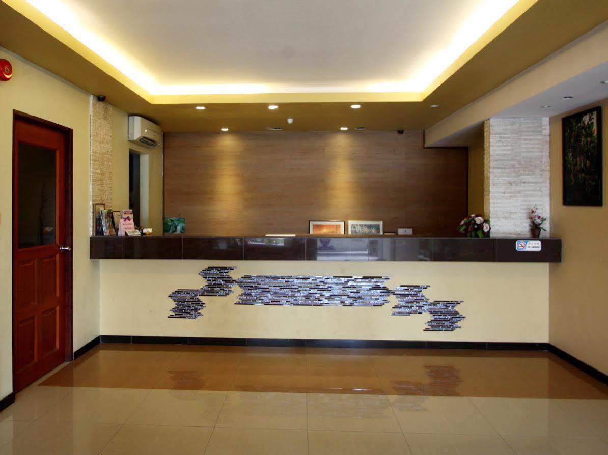 Fata Garden Hotel By Place2Stay Кучинг Экстерьер фото
