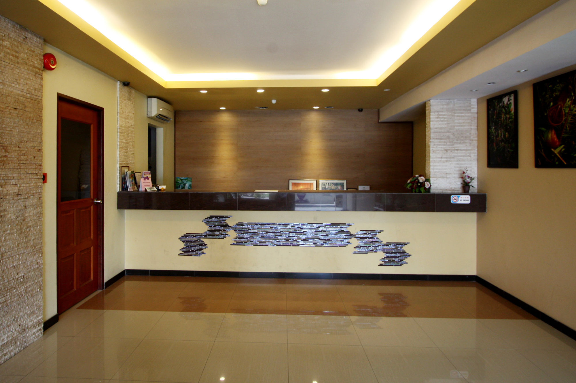 Fata Garden Hotel By Place2Stay Кучинг Экстерьер фото